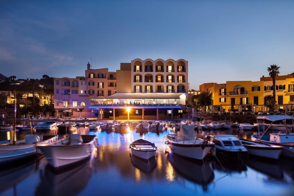 Außenansicht Hotel Regina Isabella vom Meer aus