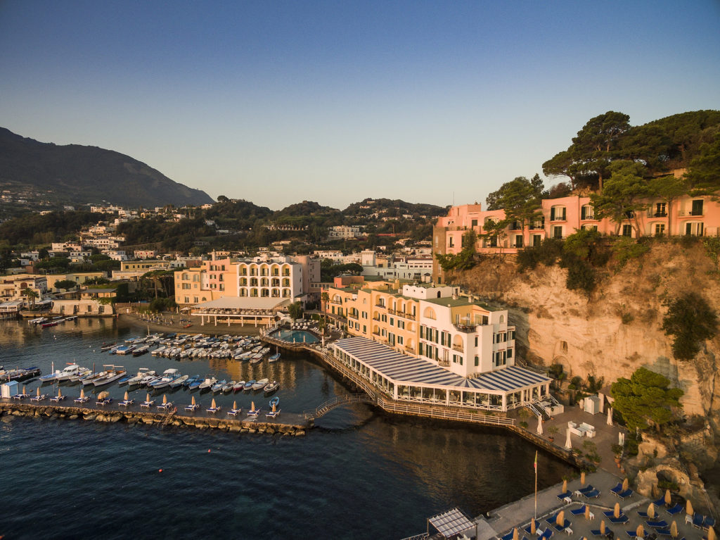 Hotel und Privatbucht des Hotels Regina Isabella auf Ischia
