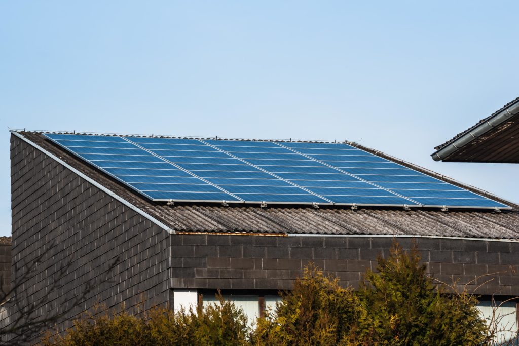 Solarpaneele auf der Ollersdorfer Leichenhalle 