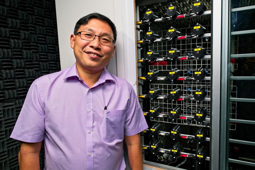 Professor Gan Woon Seng präsentiert den Prototyp der neuen Lärmabwehr-Technologie. (Foto: Nanyang Technological University)