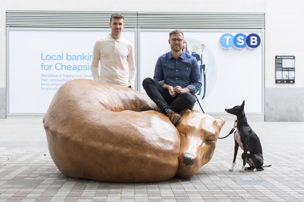 Sitzen auf dem Hund: Stadtmöbel „Whippet Good“ von Delve Architects und DragonSmoke Construction soll zu entspannten Pausen verführen (Foto: LFA, Agnese Sanvito)