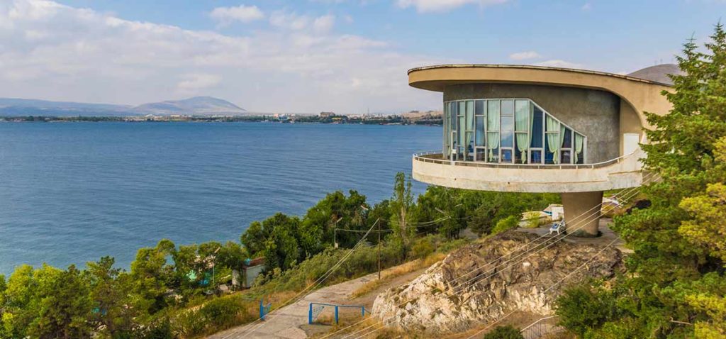 das Schriftsteller-Haus am Sevan See in Armenien 