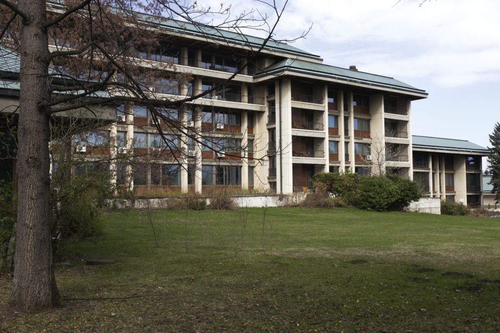 Georgievas 1972 bis 1974 errichtete Gebäude der Staatsresidenz Bojana in Sofia beherbergen heute das nationale historische Museum und werden als Wohnkomplex mit Hotelfunktion genutzt. (Foto: Ivan Pastoukhov) 