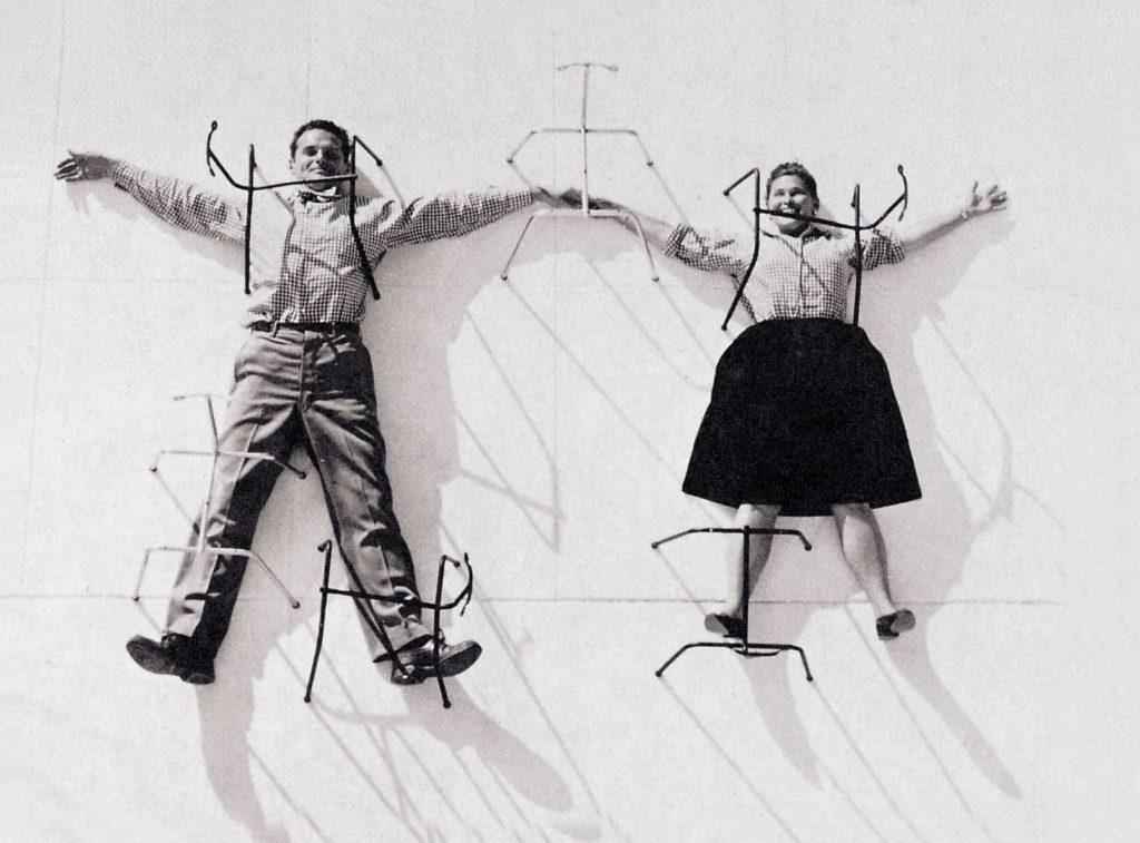 Charles und Ray Eames mit unterschiedlichen Unterbauten ihres berühmten "Plastic Chairs"