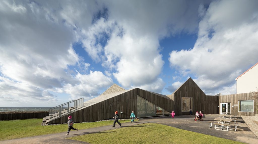 Råå Vorschule im schwedischen Helsingborg: Die dänische Architektin Mandrup ist dafür bekannt, im Einklang mit Natur und bestehenden Strukturen ein lebenswertes Umfeld zu schaffen.  (Foto: Adam Moerk)