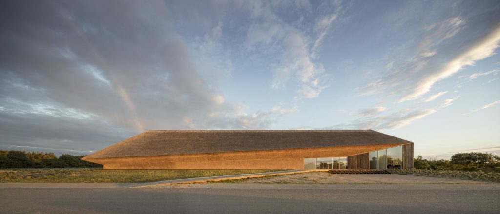 Das von Dorte Mandrups Büro designte Wadden Sea Centre im dänischen Esbjerg – in einer von der UNESCO zum Weltkulturerbe erhobenen Zone faszinierender Natur . (Foto: Adam Moerk)