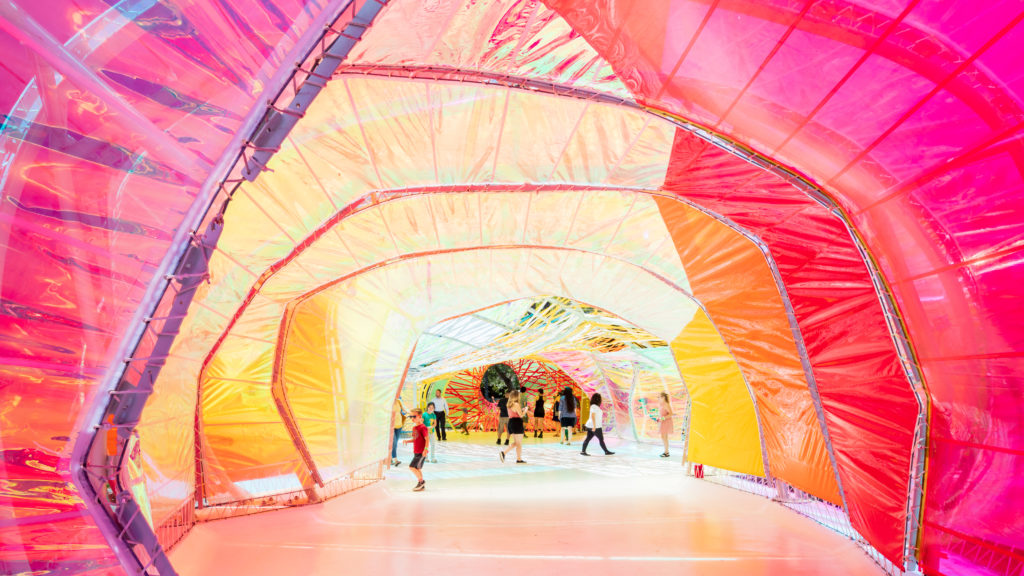 Spanische Top-Architekten macht Hollywood bunter: Selgascanos Serpentine Pavilion als Vorbote des neuen Second Home Campus in Los Angeles (Foto: Iwan Baan)