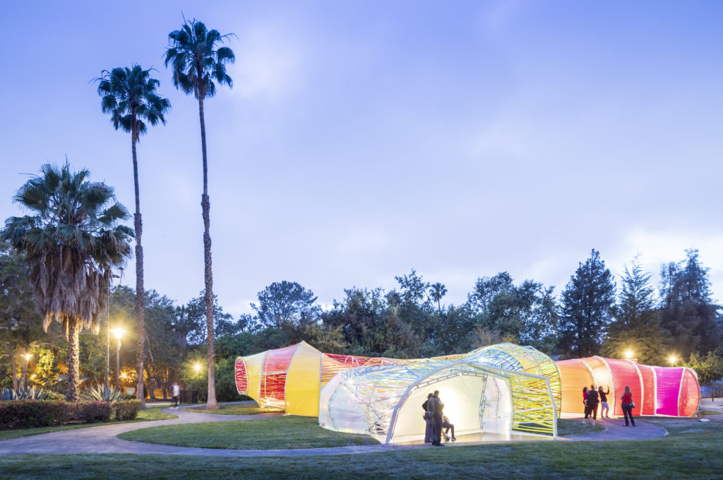 Flexible Traum-Installation: Der Serpentine Pavilion der spanischen Architekten José Selgas und Lucía Cano begeistert jetzt Besucher der La Brea Tar Pits in Los Angeles (Foto: Selgascano / Iwan Baan)