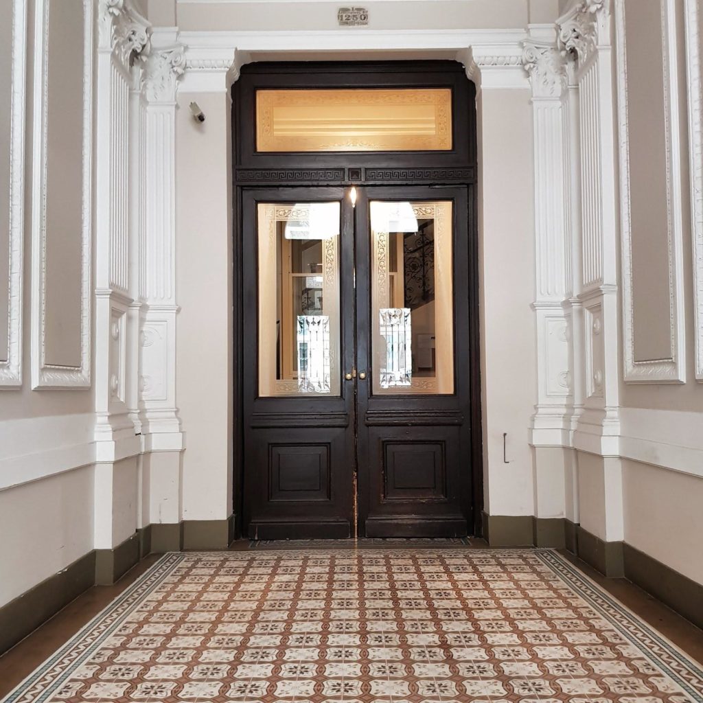 Invitingly tiled hallway (Photo: Schleidt)