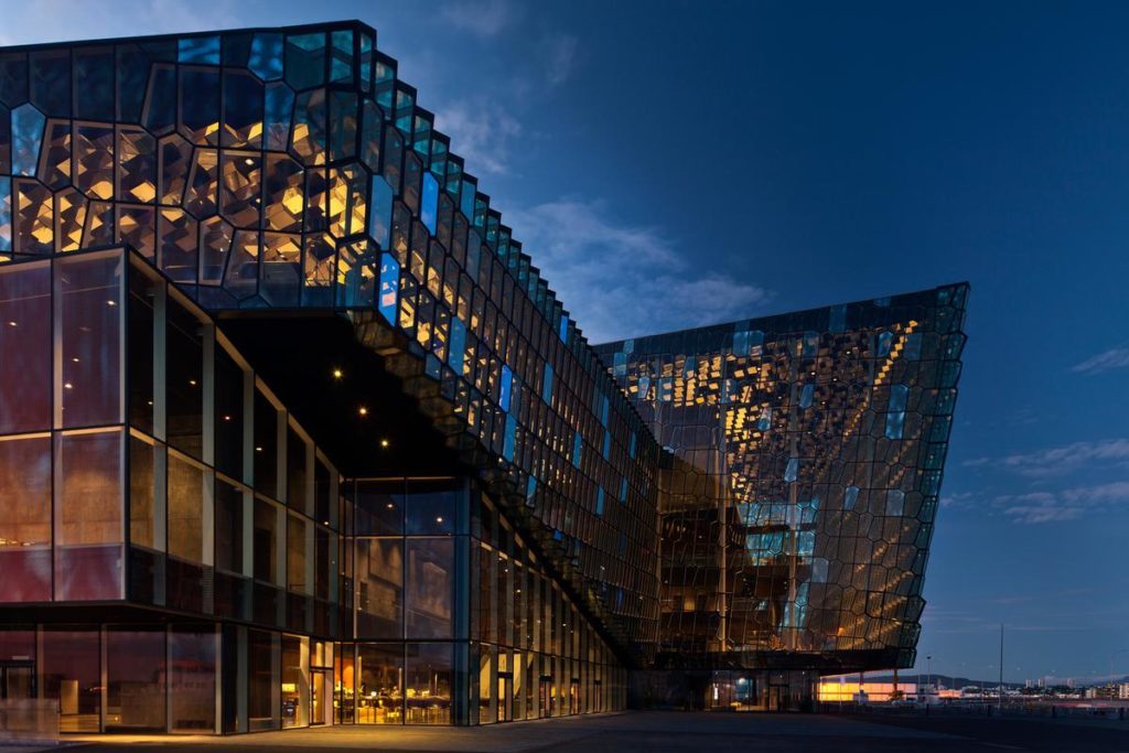 Harpa Konzerthalle und Konferenzzentrum in Reykjavik, Island: Designed von Henning Larsen und Batteriid Archtects. Bei der Fassade kooperierte das dänische Studio mit dem aus Island stammenden Künstler Olafur Eliasson. (Foto: Nic Lehoux)