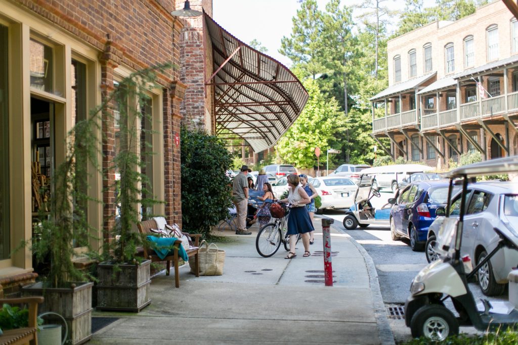 Nahversorgung mit regionalen Produkten, energie-effiziente Bauweise, Gemeinschaftszentren und Verkehrsplanung, die zum Gehen oder Radfahren einlädt: Serenbe erntet viel Experten-Lob. (Foto: J. Ashley Photography)