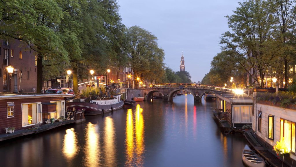 Hausboote in den Amsterdamer Grachten