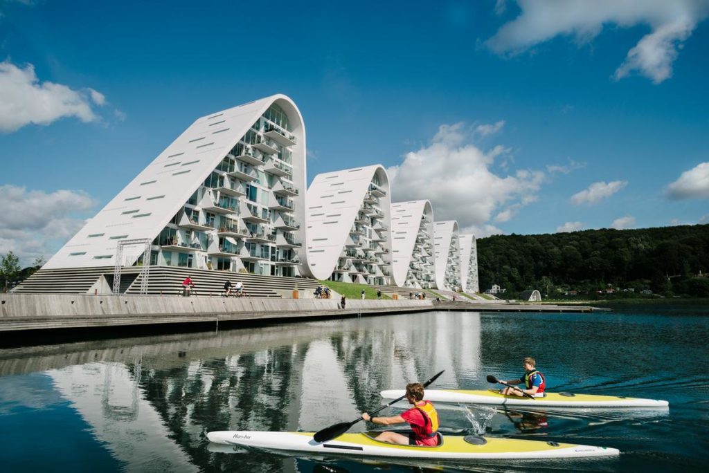 Nachhaltige Lebensqualität pur im dänischen Vejle: Henning Larsen Wohnanlage „The Wave“. (Foto: Jacob Due)