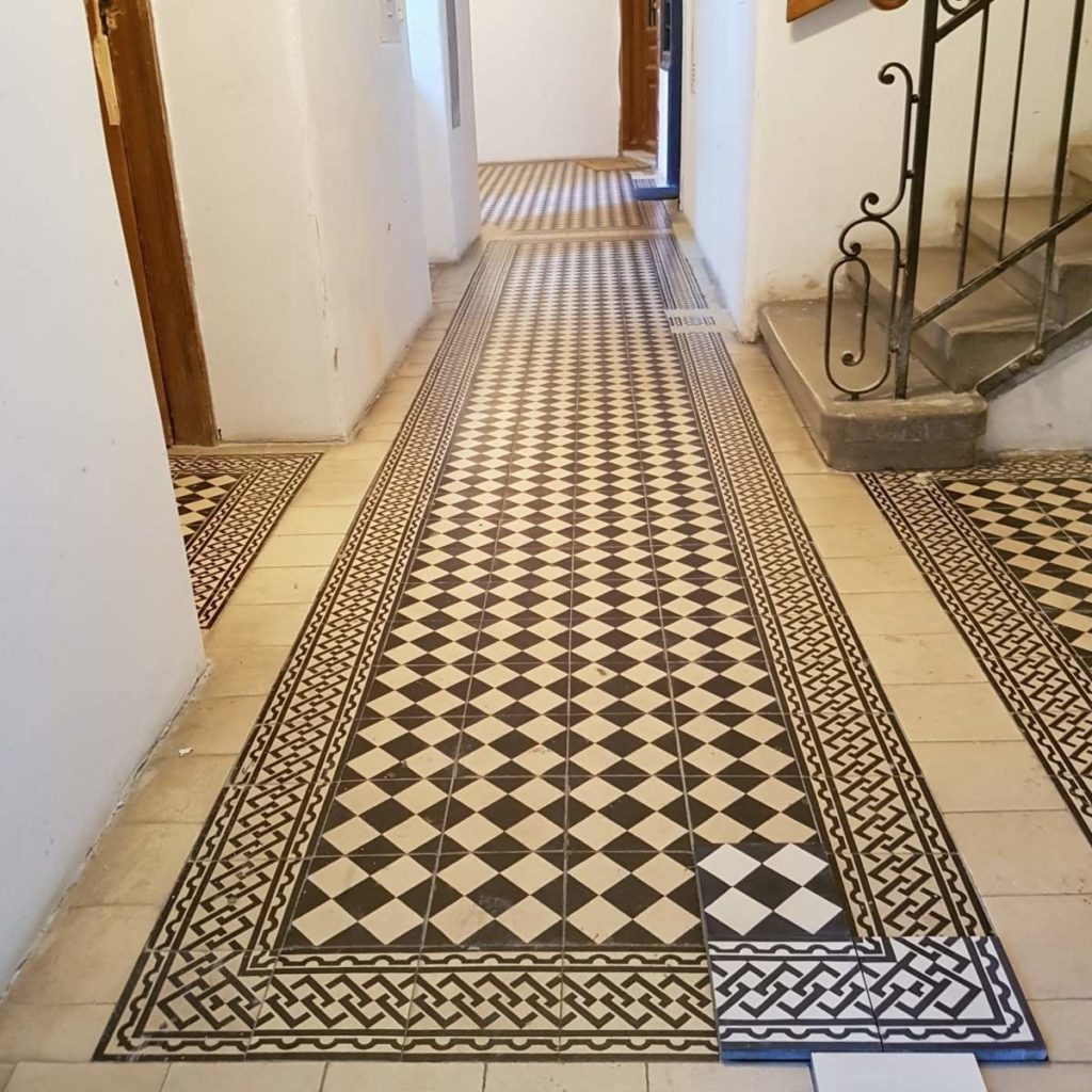 Restored hallway with historic tiles (Photo Schleidt)