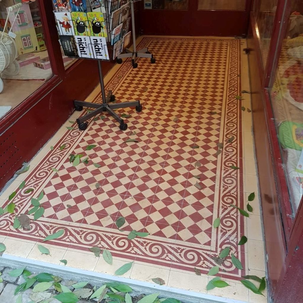 Historic tiles outside shop (Photo: Schleidt)