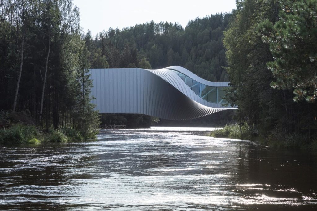 Funktionelles Gebäude und Kunstwerk zugleich: „The Twist“ fügt sich perfekt in den Skulpturenpark des Kistefos Museums ein (Foto: Laurian-Ghinitoiu)