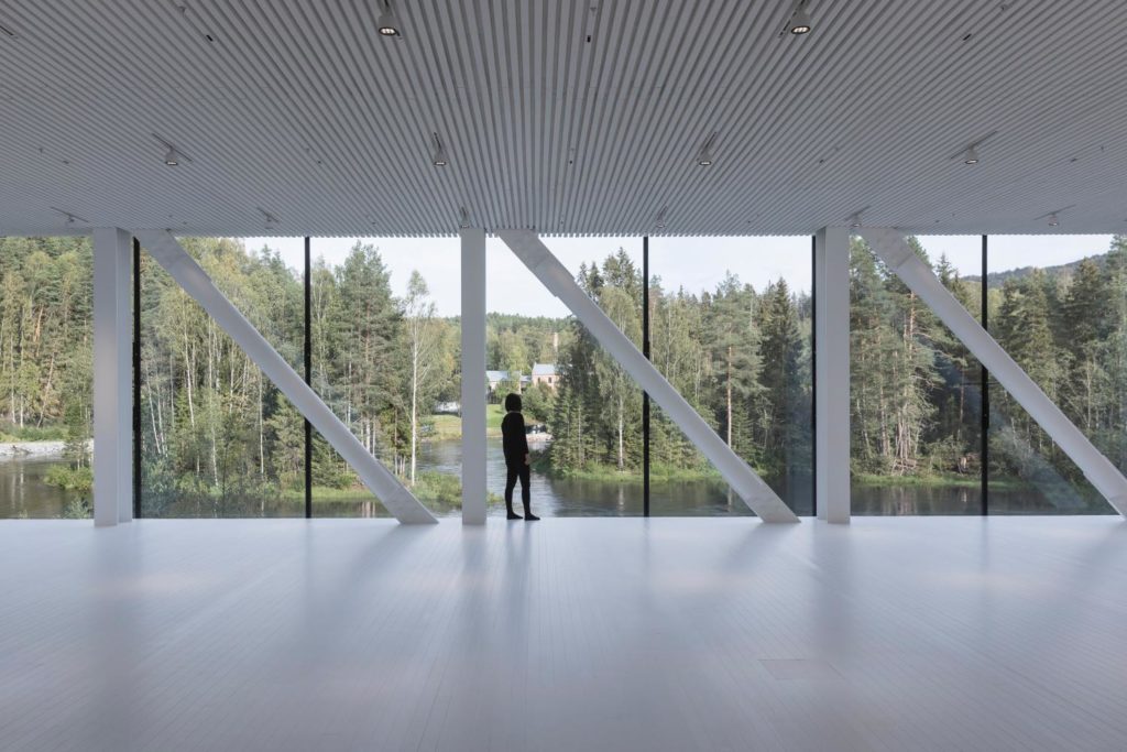 Weiß gestrichenes Holz bestimmt das Innere des Kistefos Museums  (Foto: Laurian-Ghinitoiu)