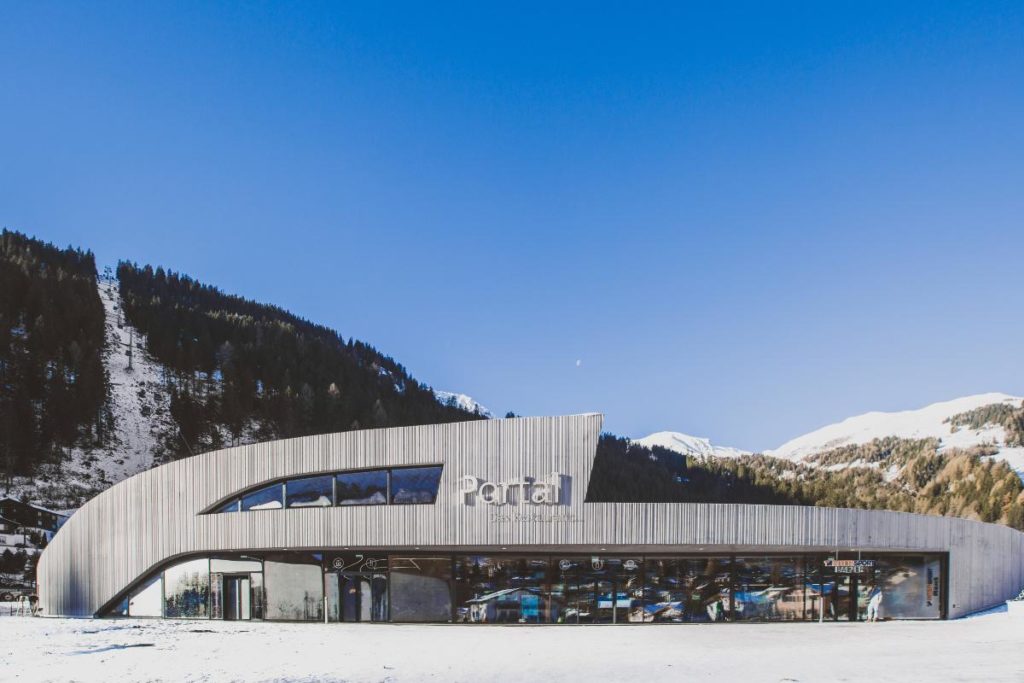 Blickfang und Zugang zum Schigebiet „Lenzerheide Arosa“: Das Portal Churwalden. Die Talstation mit Restaurant und Aussichtsplattform hat die Ortsstruktur neu geordnet. (Foto: RitterSchumacherAG)