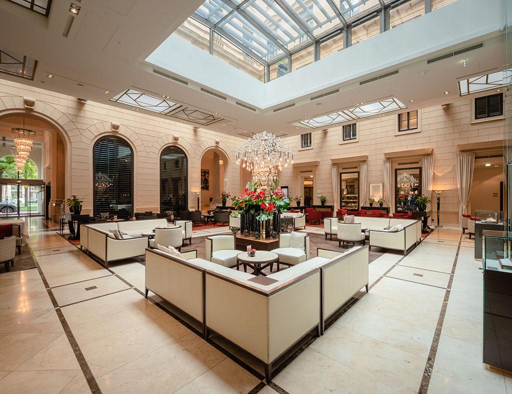 Hell und einladend: Die Lobby des Hansen Kempinski. (Foto: Nagl)