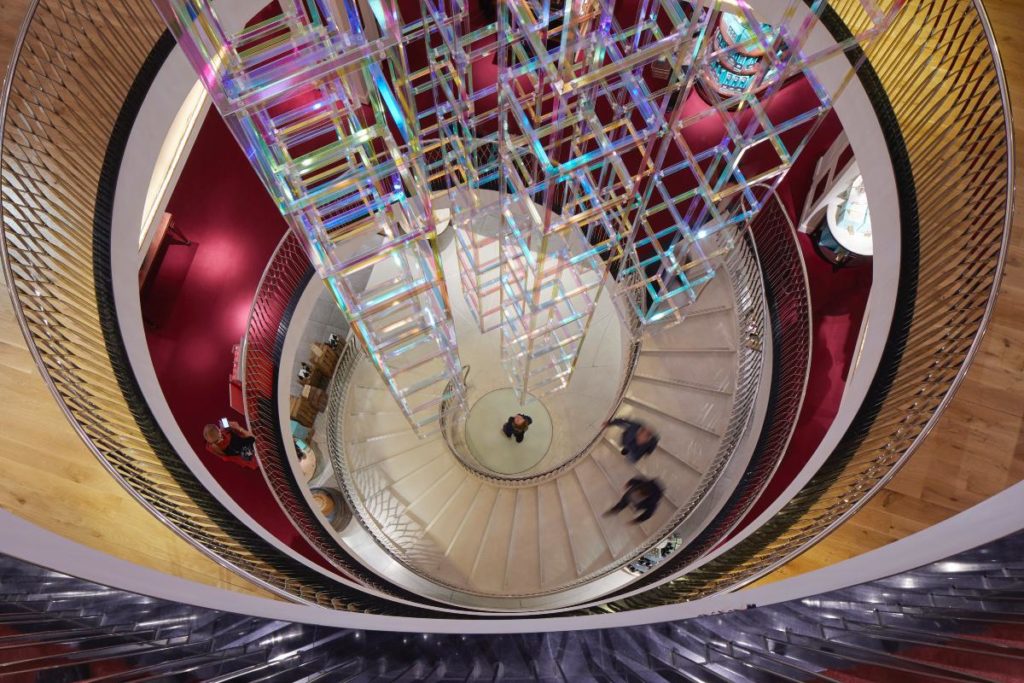 Kreatives Spiel mit Licht und Farben von Liz West: „Iri-Descent“ ist im Rahmen des London Design Festivals im Fortnum & Mason Store zu sehen. (Foto: Studio Stagg)