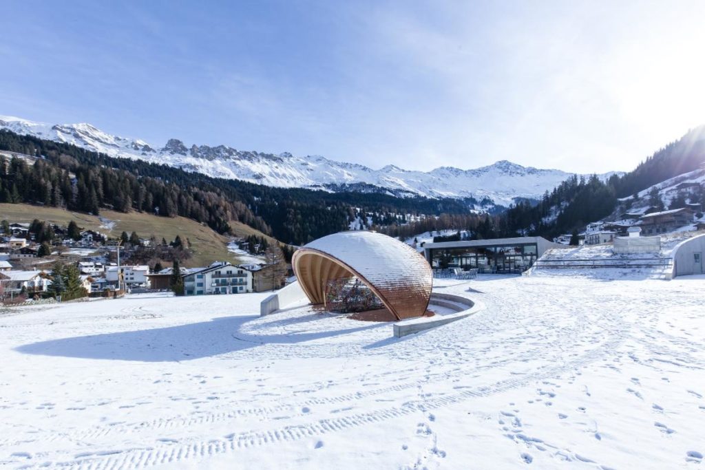 Modernes „Möbelstück“ als Teil der Revitalisierung: Die von der Roger Federer Foundation gestiftete „Kügalibahn“ des Künstlers Stefan Grünenfelder erhielt eine vom Architekturbüro konzipierte Überdachung aus Holz. (Foto: RitterSchumacherAG)