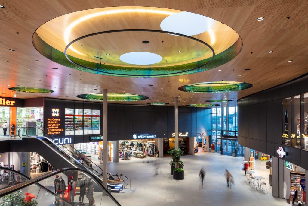Das steirische Einkaufszentrum WEZ in Bärnbach erstrahlt in neuem Glanz: Vom österreichischen Studio BEHF modernisiert und jetzt mit einem Special Prize des Prix Versailles 2019 bedacht.  (Foto: Markus Kaiser) 