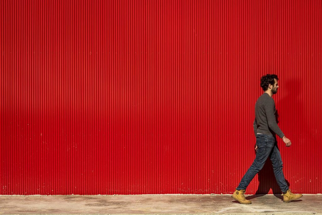 ein sehr rotes Haus südlich von Lissabon