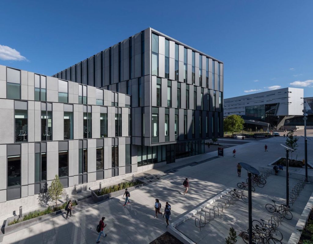 Wie ein neuer Angelpunkt im Herzen des Campus der University of Cincinnati: Der jüngst eröffnete Neubau des Lindner College of Business soll Bildung und Networking fördern. (Foto: Alex Fradkin)