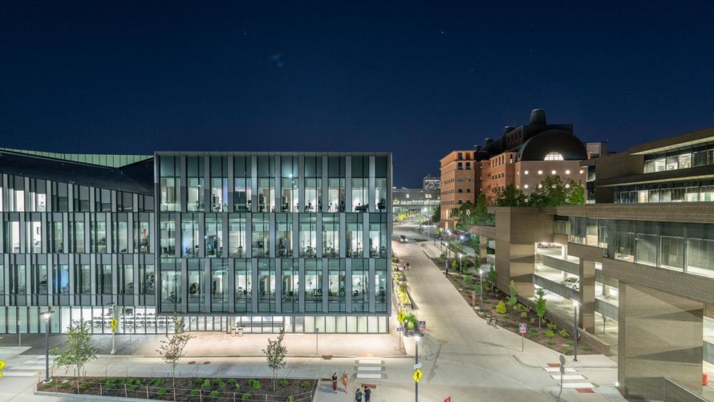 Henning Larsen macht US-Uni „hyggelig“: Das neue Gebäude der Lindner Business School in Cincinnati (Foto: Alex Fradkin)