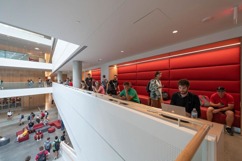Lindner Business School: Viel Platz zum Lernen und Unterhalten. Foto: Alex Fradkin
