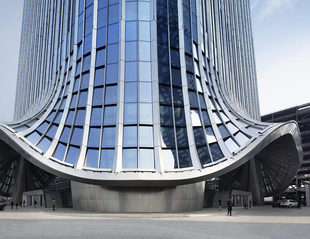 Die Form der Straßenebene hebt die Zugänge zum Tower hervor. (Foto: HG Esch)