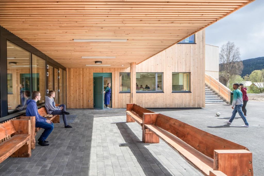 Schulgebäude zum „Anfassen“: Viel Holz und viele Wege nach draußen (Foto: Wolfgang Thaler)