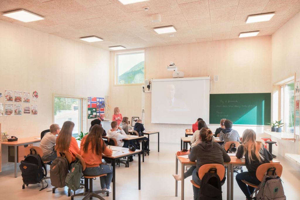 Viel Tageslicht: Klassenzimmer in Saulands neuem Schulgebäude (Foto: Wolfgang Thaler)