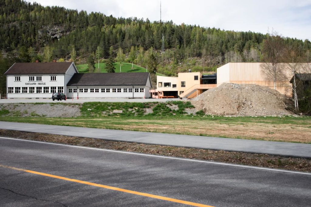 Rückblick auf die Bauarbeiten im norwegischen Dorf: Die Gemeinde wünschte eine moderne Bildungseinrichtung (Foto: Wolfgang Thaler)