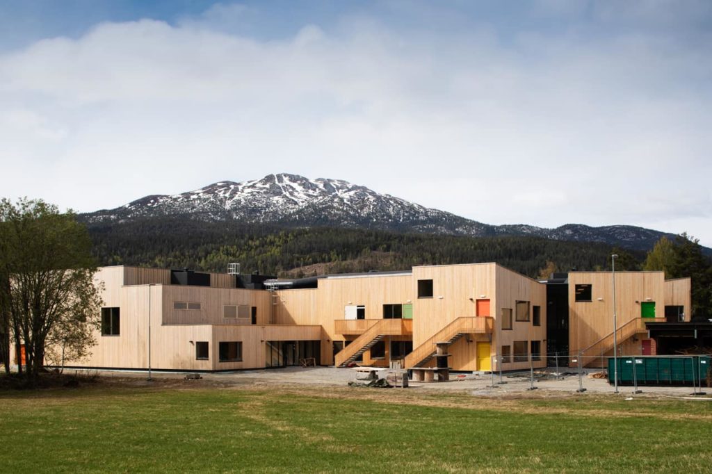 Auf die dörfliche Typologie zugeschnittener Neubau: PPAGs neues Schulgebäude in Sauland vor der Fertigstellung (Foto: Wolfgang Thaler)