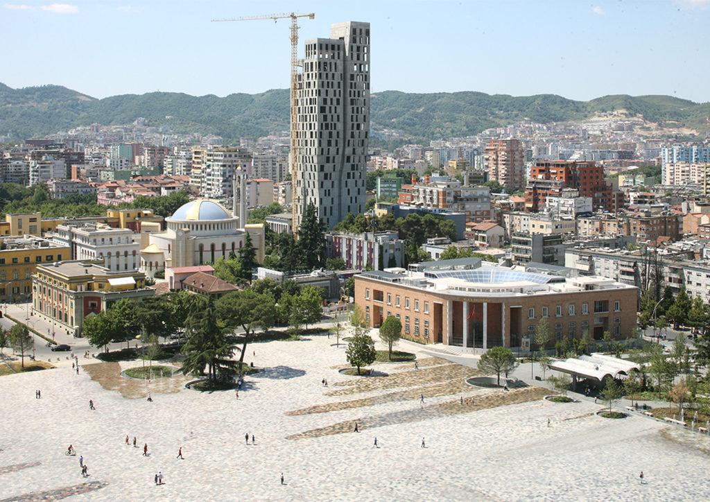 Neues Leben für den Skanderbeg Platz im albanischen Tirana – designt von 51N4E, Anri Sala, Plant en Houtgoed und iRI. Das Projekt schaffte es in die Endrunde des EU Mies Award. (Foto: Filip Dujardin)
