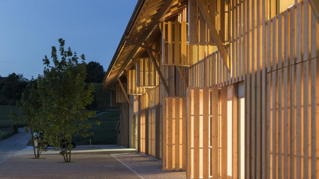 Elegantes Projekt-Detail aus der Hand der Holzbau-Pioniere weberbrunner architekten: Die transluzente Holzverkleidung des Mehrfamilienhauses Im Amt.  (Foto: Beat Bühler)