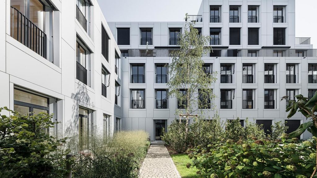 Bewegte Terrassenlandschaft in der sue&til Siedlung. Eine dünne Aluminiumverkleidung verdeckt und schützt den Holzkern.  (Foto: Beat Bühler)