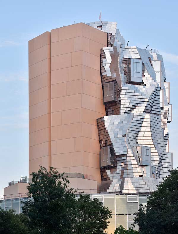 Frank Gehrys Turm in Arles am Tag
