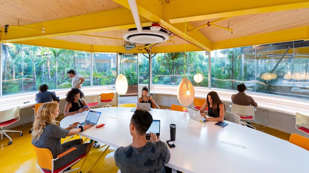 Sonnige Farben, transparente Wände und ringsum Grün: Büro-Pod in Hollywoods neuem Co-Working-Campus von Second Home. (Foto: Iwan Baan)