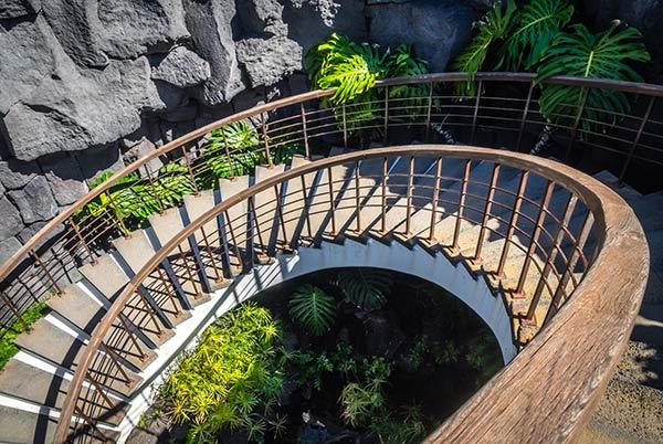 Treppe hinab in die Lavahöhlen von Manriques Wohnhaus