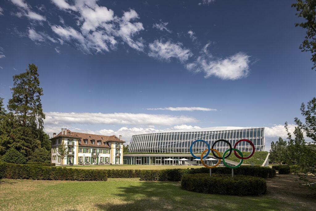 Das „Olympic House“ thront neben dem erhaltenen Château de Vidy. (Foto: © 2019  International Olympic Committee (IOC)  MØRK, Adam - All rights reserved)