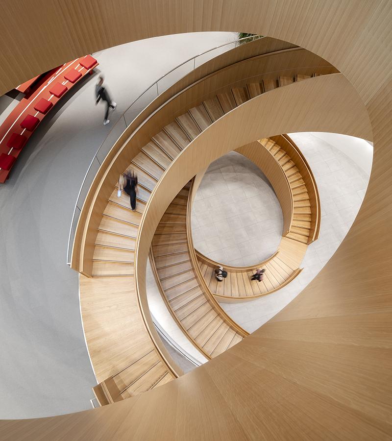 Die „Unity“-Treppe verbindet alle Stockwerke. (Foto:  © 2019  International Olympic Committee (IOC)  MØRK, Adam - All rights reserved)