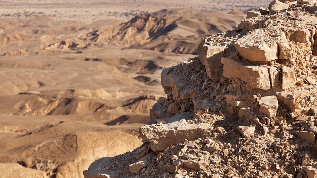 Six Senses lockt ins Bibel-Land: Abenteuerliche Landschaft: Die schroffen Klippen des trockenen Arava Tals. (Foto: Six Senses)