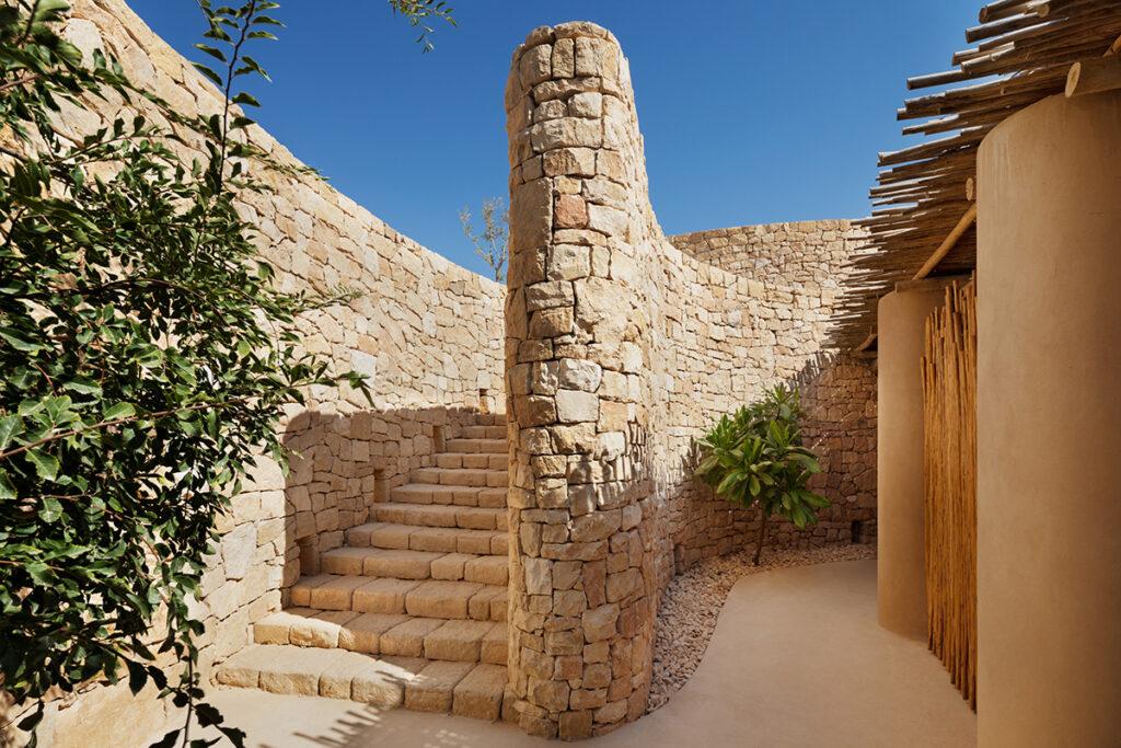 Von Hand behauener Stein gestaltet die Zu- und Durchgänge der neuen Six Senses Anlage in Israel. (Foto: Six Senses)