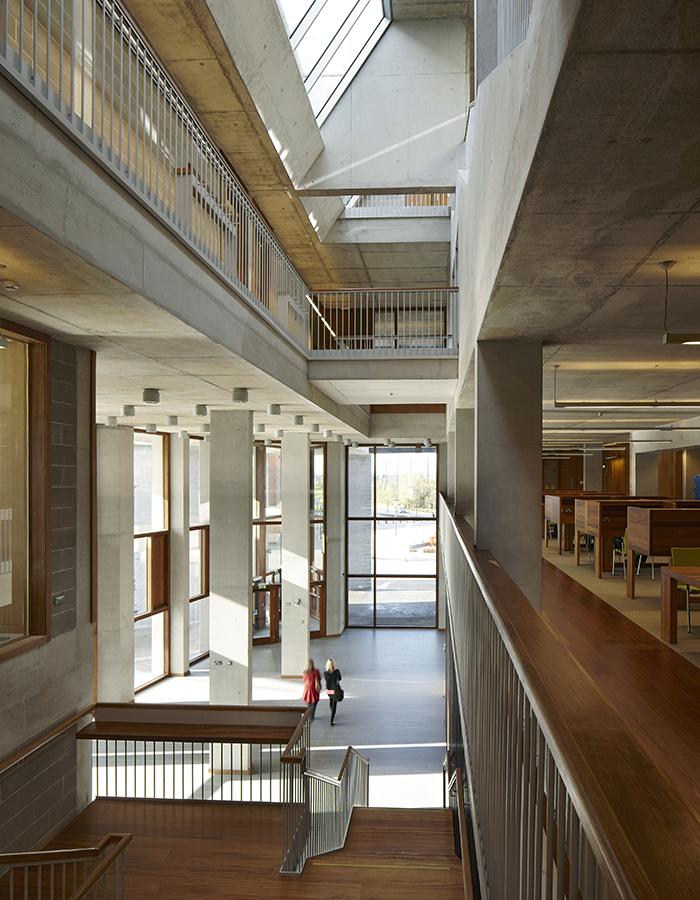 Die Kunst der Pritzker-Siegerinnen: Gekonnt genütztes Tageslicht in der Medical School der University of Limerick  (Foto: Dennis Gilbert)