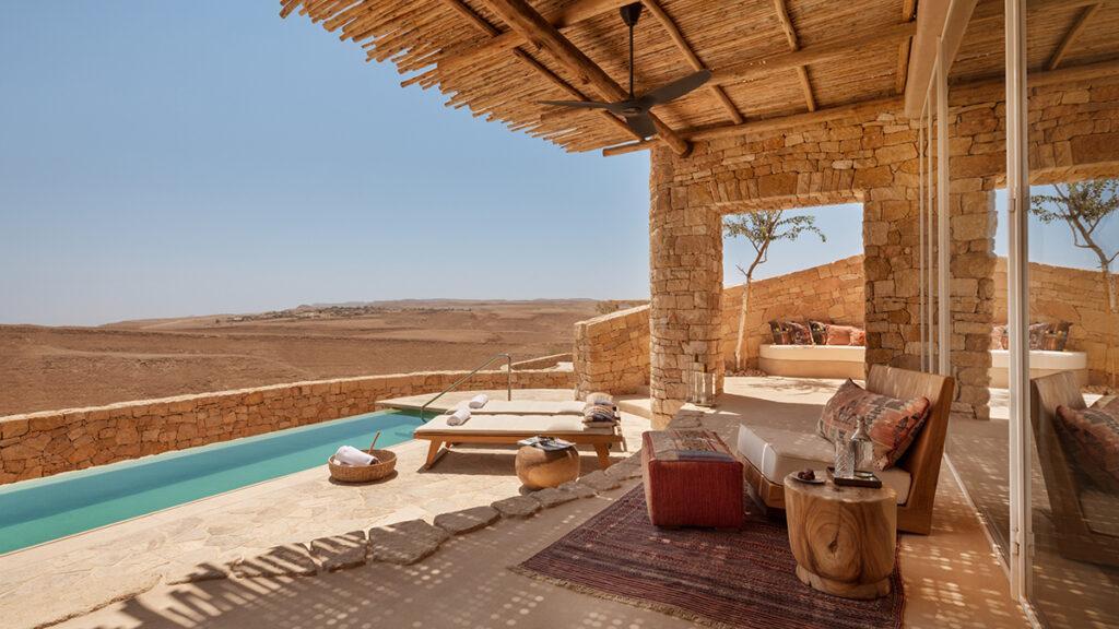 Six Senses lockt ins Bibel-Land: Abenteuerlicher Komfort: Die Pool Terrasse einer Villa des „Shaharut“-Resorts. (Foto: Six Senses)