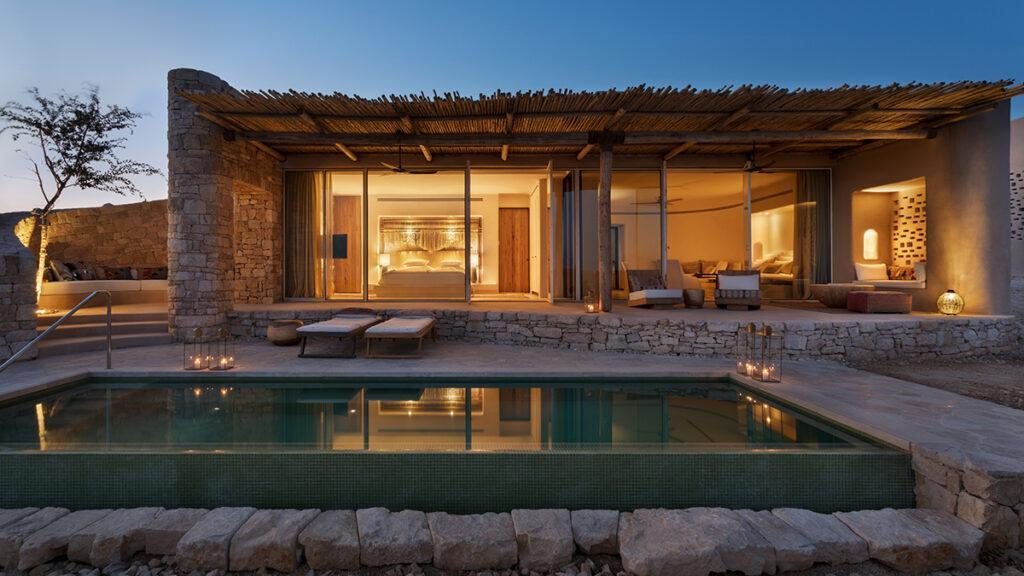 „Six Senses“ lockt ins Bibel-Land: Sanfte Beleuchtung, niedrige Strukturen. (Foto: Six Senses)
