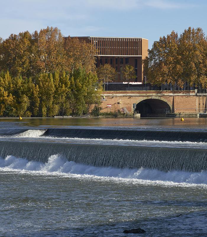 Die Kunst der Pritzker-Siegerinnen: Die 2019 fertiggestellte Université Toulouse 1 Capitole (Foto: Dennis Gilbert)