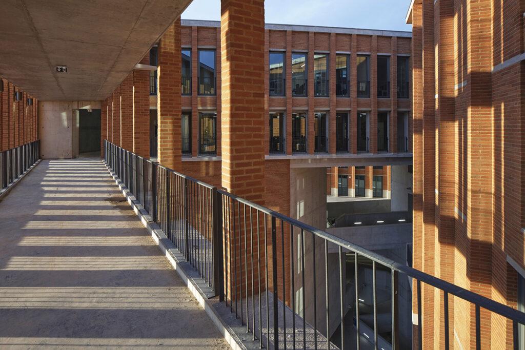 Die Kunst der Pritzker-Siegerinnen: Université Toulouse 1 Capitole (Foto: Dennis Gilbert)